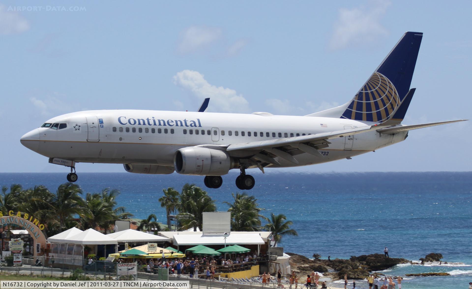 N16732, 1999 Boeing 737-724 C/N 28948, Continental landing at TNCM