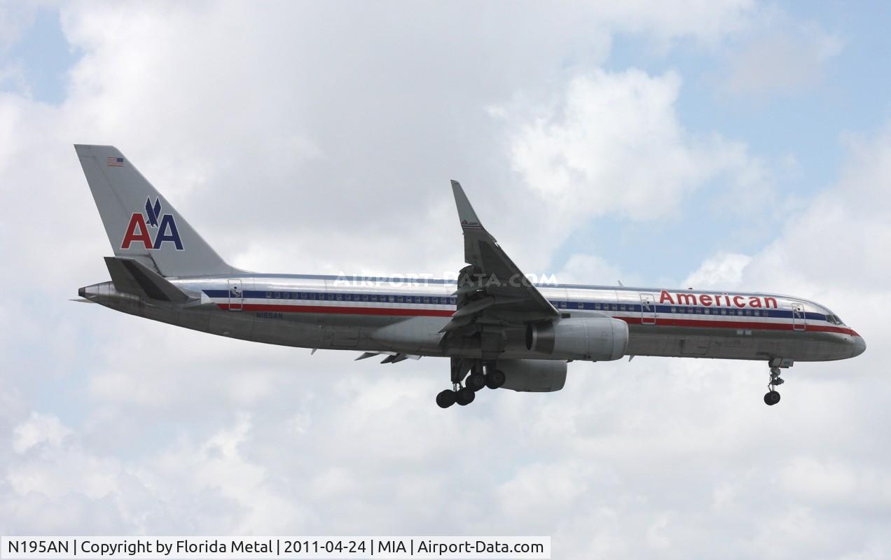 N195AN, 2001 Boeing 757-223 C/N 32389, American 757-200