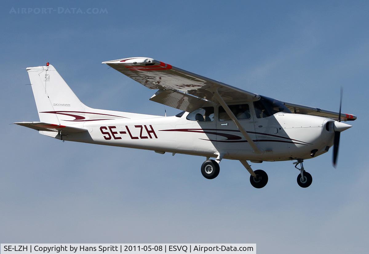 SE-LZH, 2006 Cessna 172R C/N 17281329, Landing rwy 07 at Köping airfield