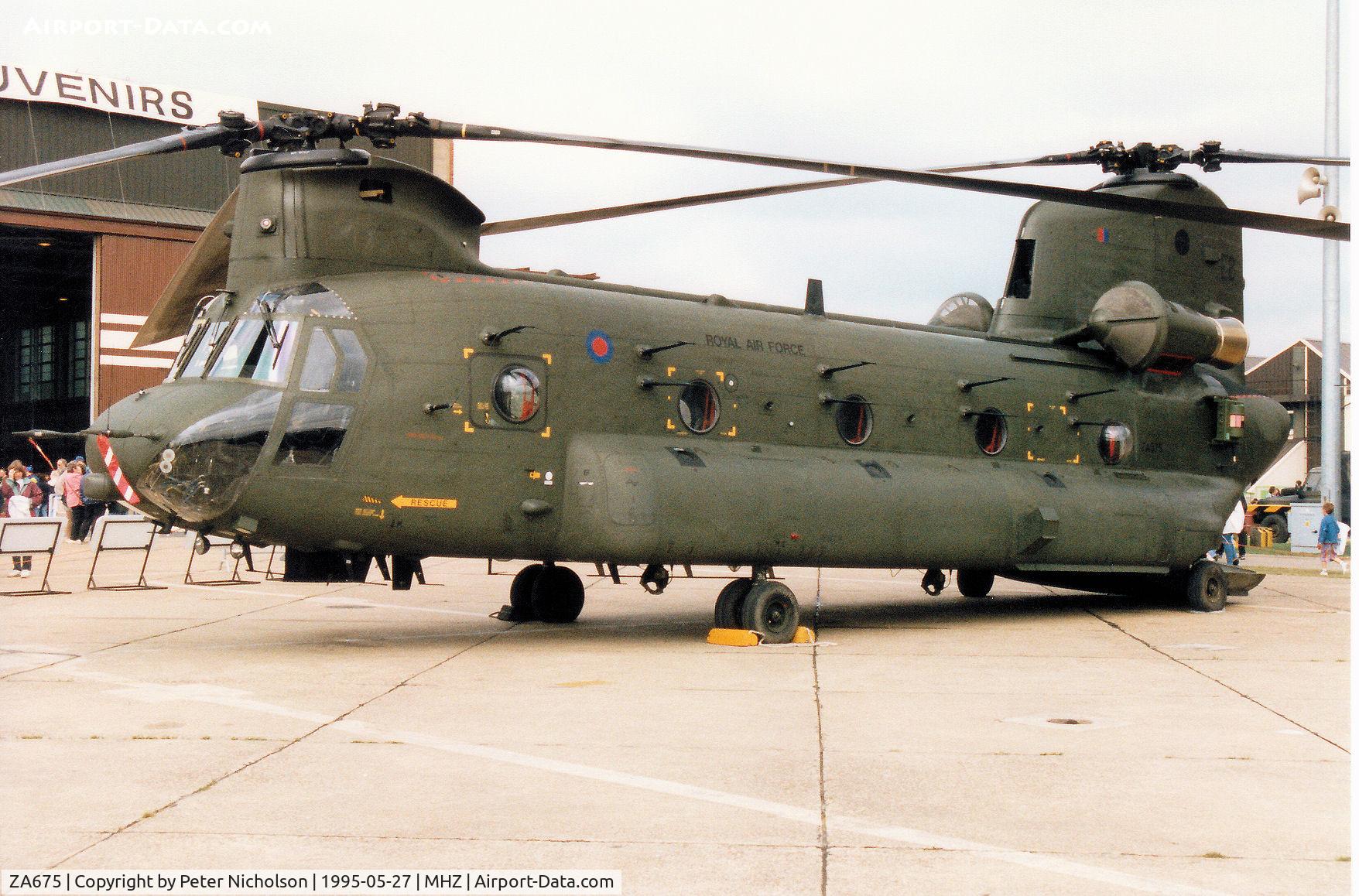 ZA675, Boeing Vertol Chinook HC.2 C/N M/A006/B-822/M7009, Chinook HC.2 of 7 Squadron at RAF Odiham on display at the 1995 RAF Mildenhall Air Fete.
