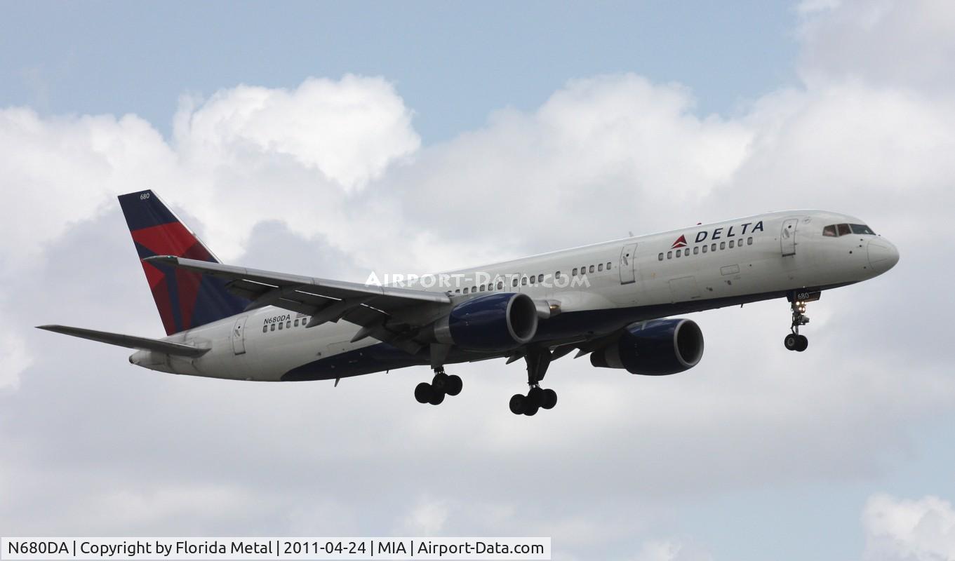 N680DA, 1992 Boeing 757-232 C/N 26956, Delta 757