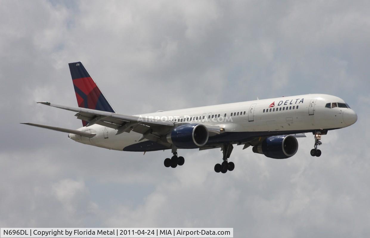 N696DL, 1999 Boeing 757-232 C/N 29728, Delta 757