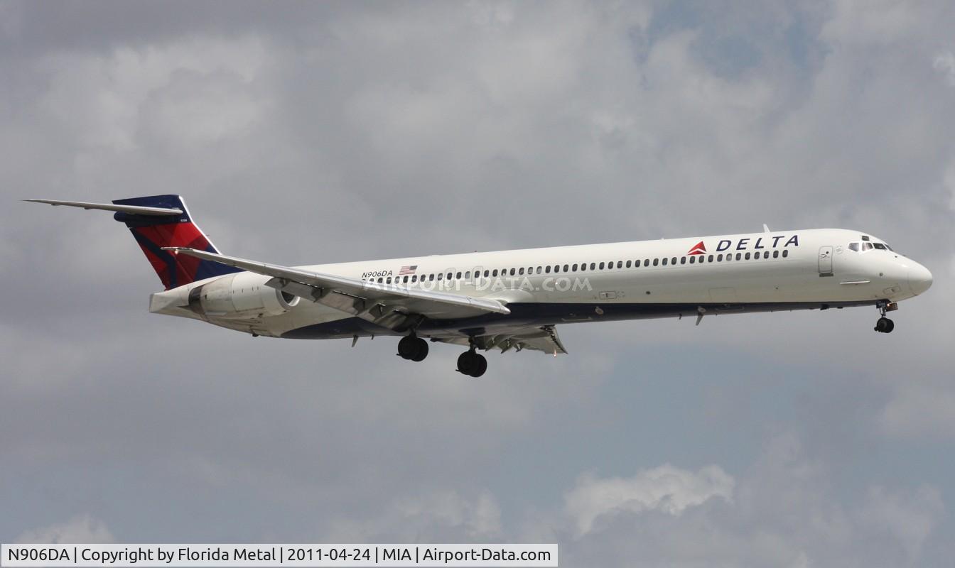 N906DA, 1995 McDonnell Douglas MD-90-30 C/N 53386, Delta MD-90