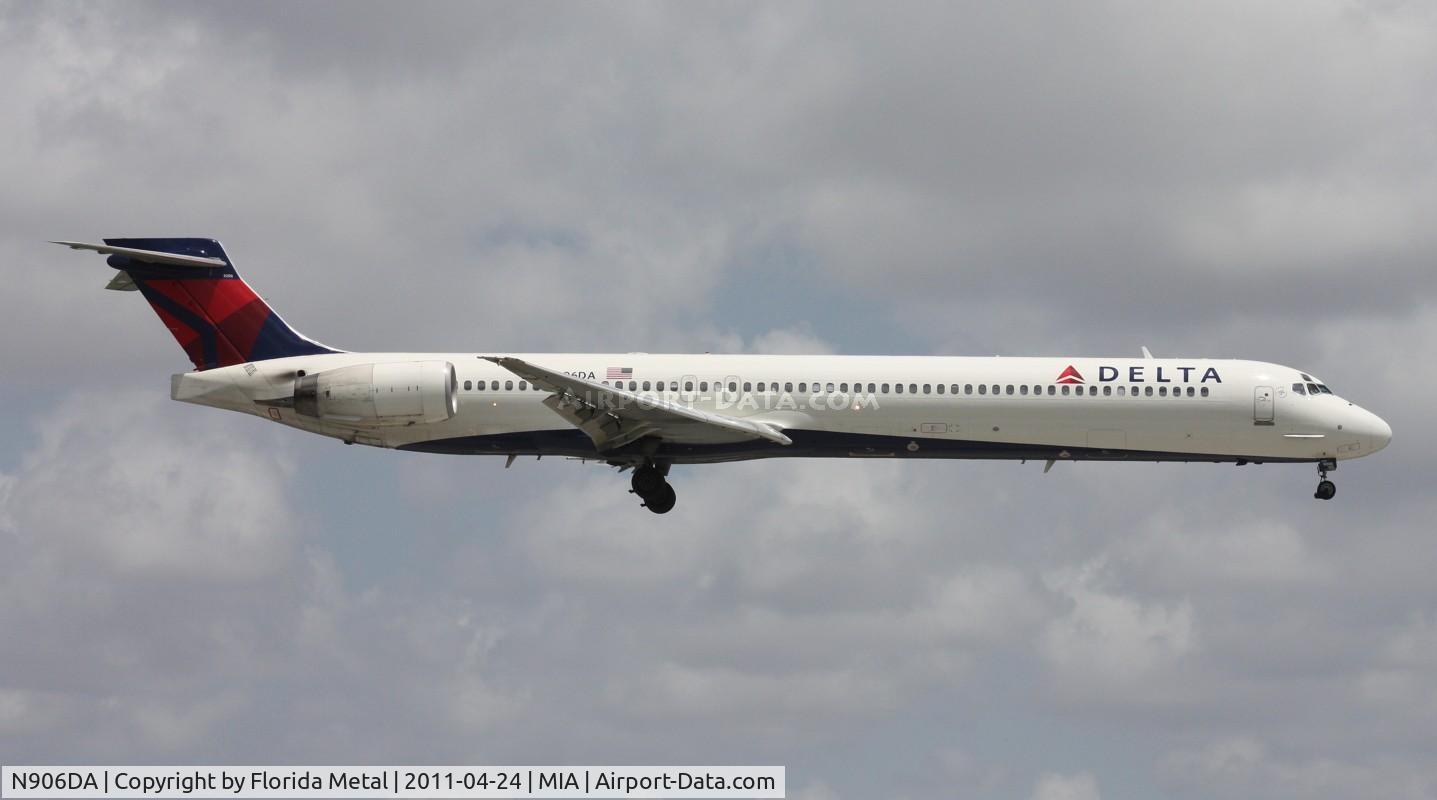 N906DA, 1995 McDonnell Douglas MD-90-30 C/N 53386, Delta MD-90