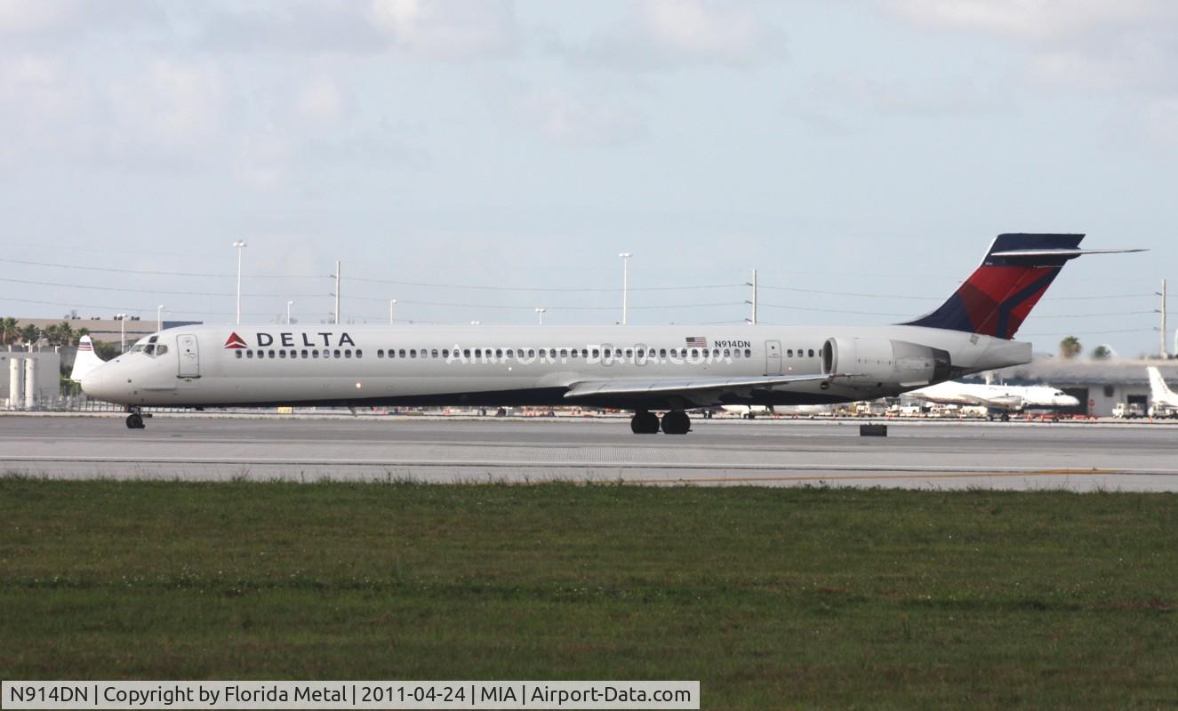 N914DN, 1996 McDonnell Douglas MD-90-30 C/N 53394, Delta MD-90