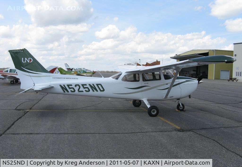 N525ND, 2008 Cessna 172S C/N 172S10817, University of North Dakota Cessna 172S Skyhawk on the line.