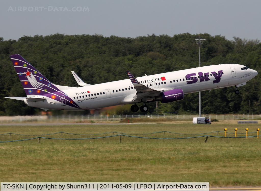 TC-SKN, 2009 Boeing 737-94X/ER C/N 36086, Taking off rwy 32L