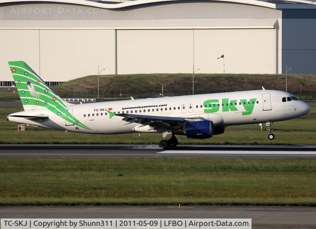 TC-SKJ, 1990 Airbus A320-211 C/N 138, Landing rwy 14R
