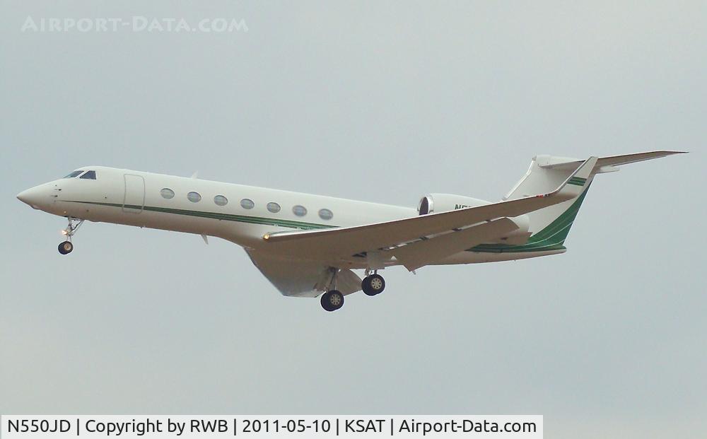 N550JD, 2004 Gulfstream Aerospace GV-SP (G550) C/N 5032, Landing 12R