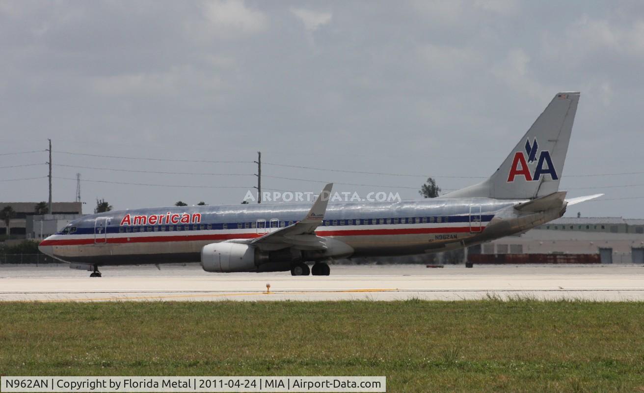 N962AN, 2001 Boeing 737-823 C/N 30858, American 737-800