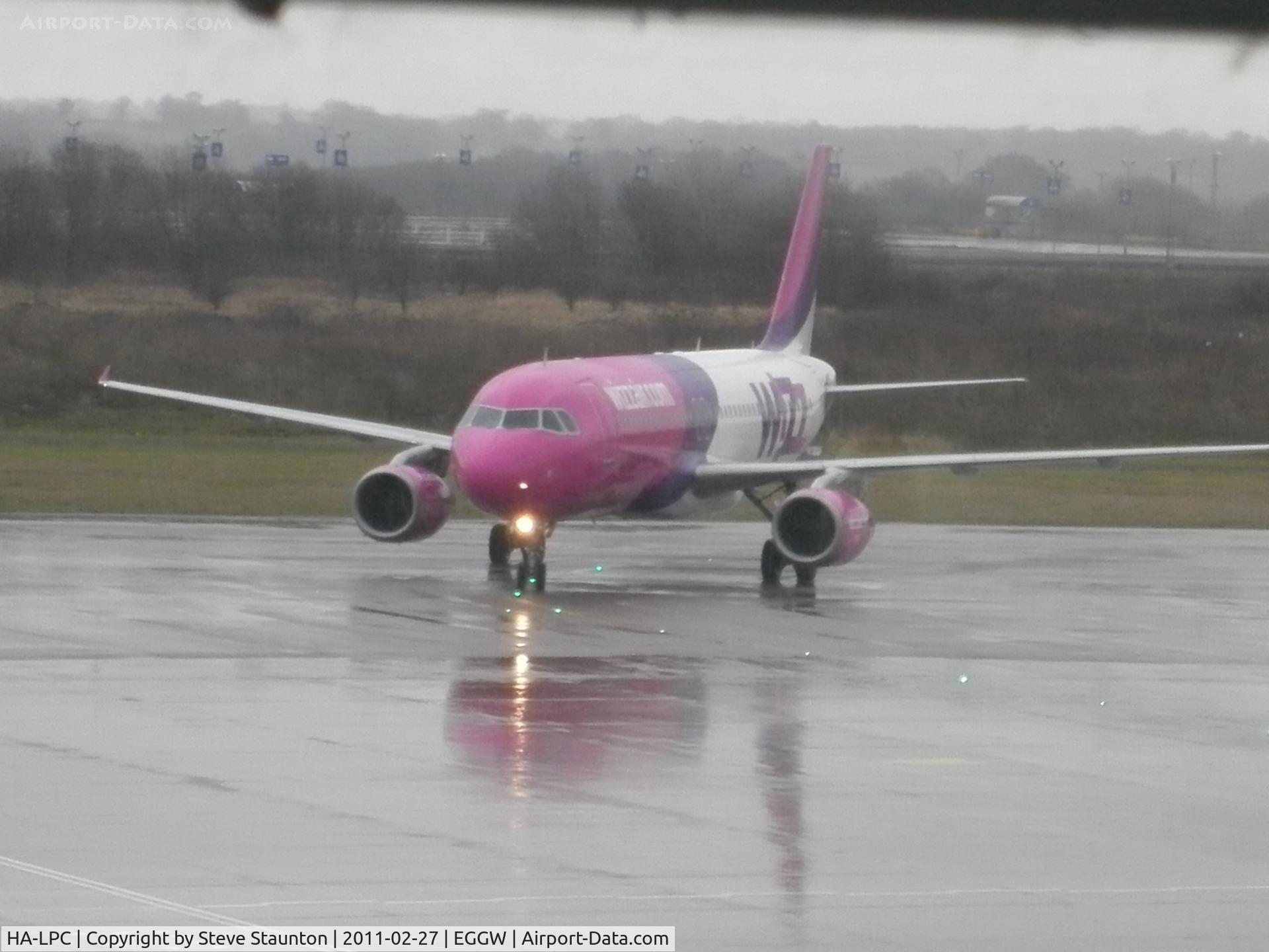 HA-LPC, 1998 Airbus A320-233 C/N 892, Taken on a wet February morning at Luton whilst waiting to fly to Cyprus