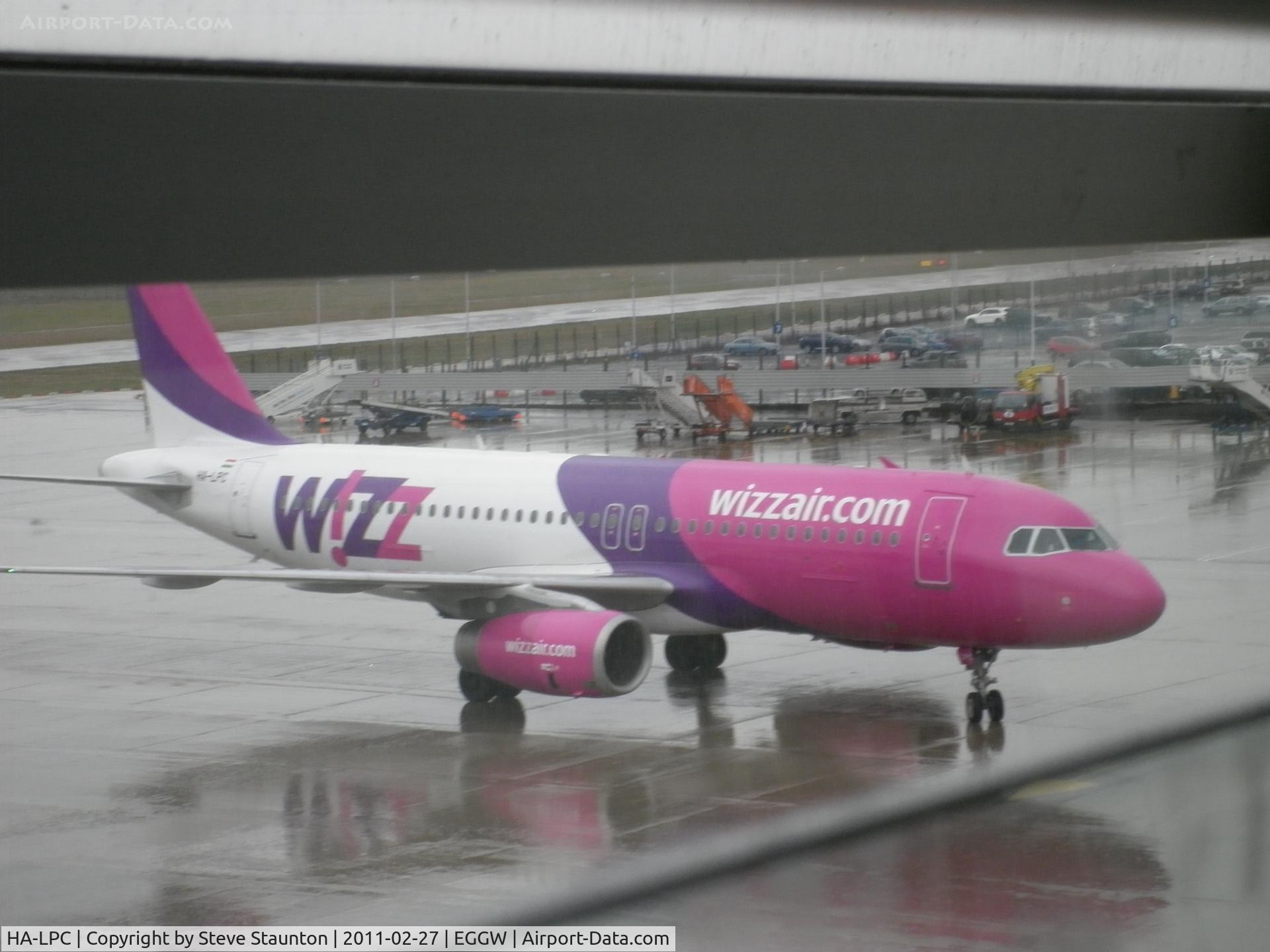 HA-LPC, 1998 Airbus A320-233 C/N 892, Taken on a wet February morning at Luton whilst waiting to fly to Cyprus