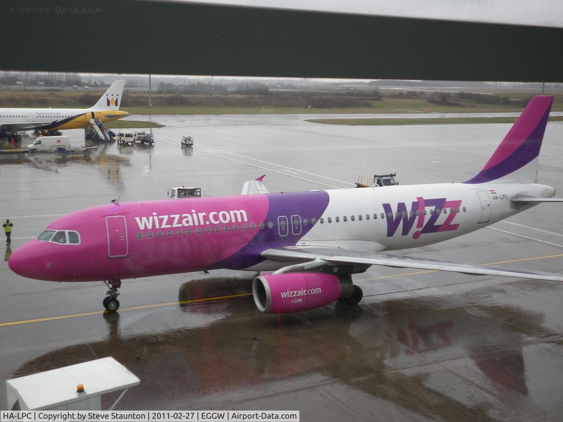 HA-LPC, 1998 Airbus A320-233 C/N 892, Taken on a wet February morning at Luton whilst waiting to fly to Cyprus