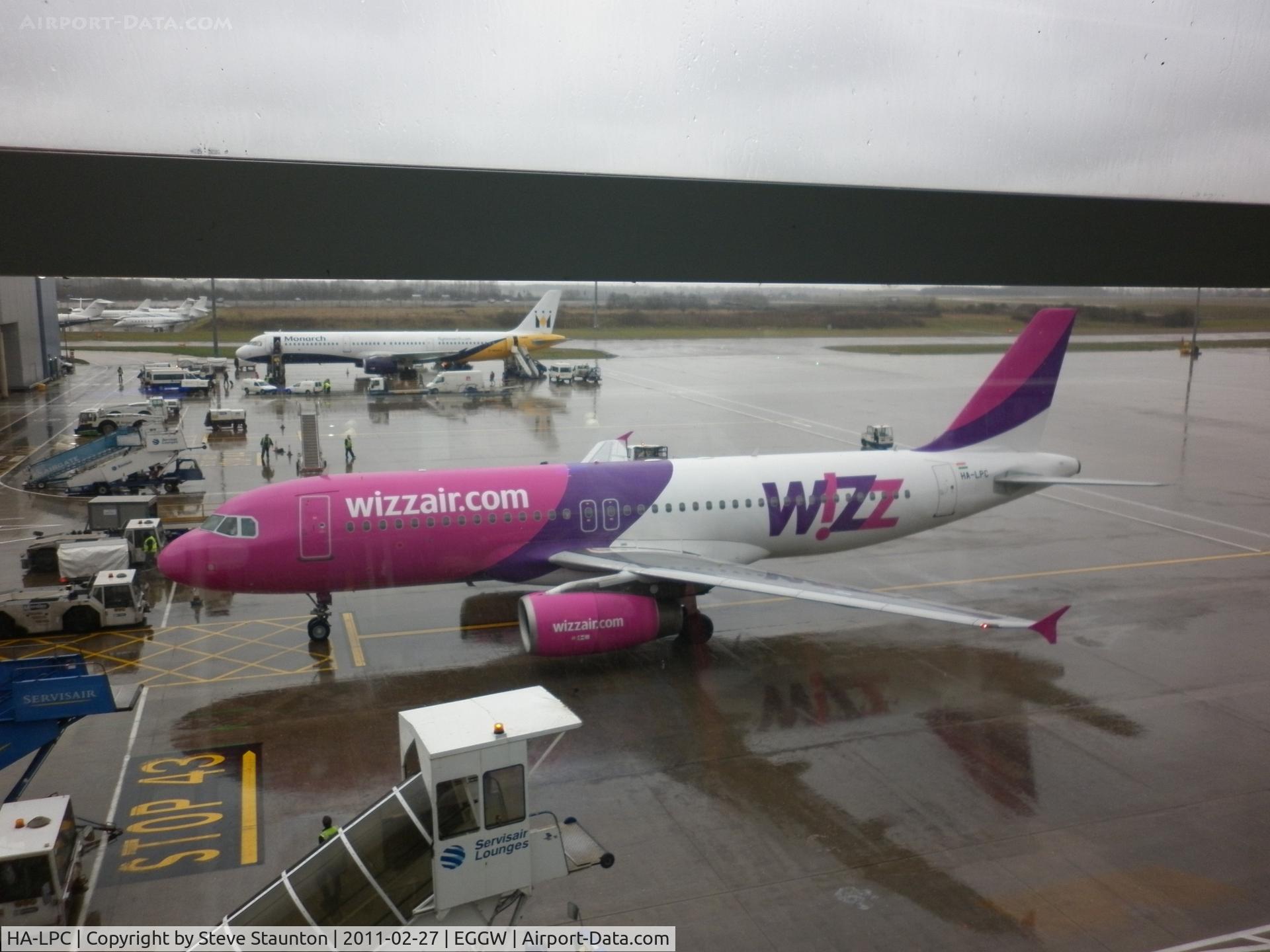 HA-LPC, 1998 Airbus A320-233 C/N 892, Taken on a wet February morning at Luton whilst waiting to fly to Cyprus