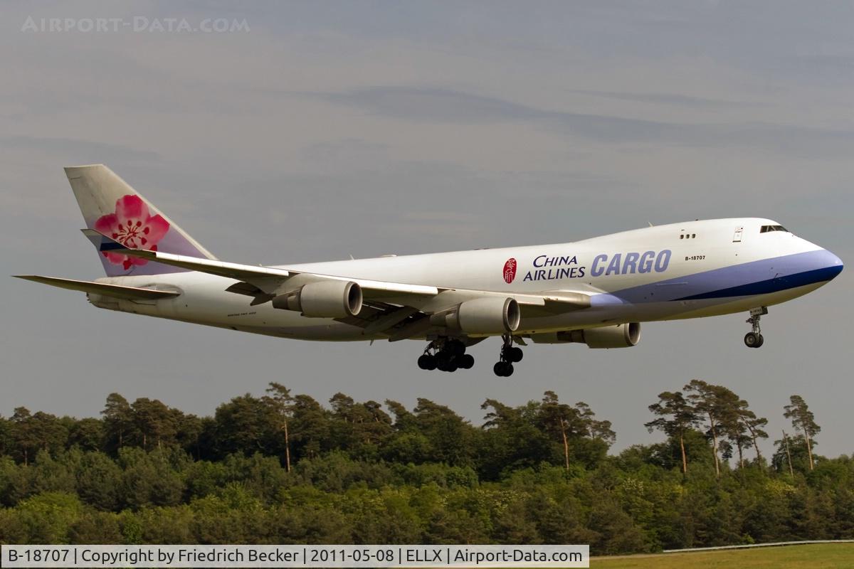 B-18707, 2001 Boeing 747-409F/SCD C/N 30764, on final RW24