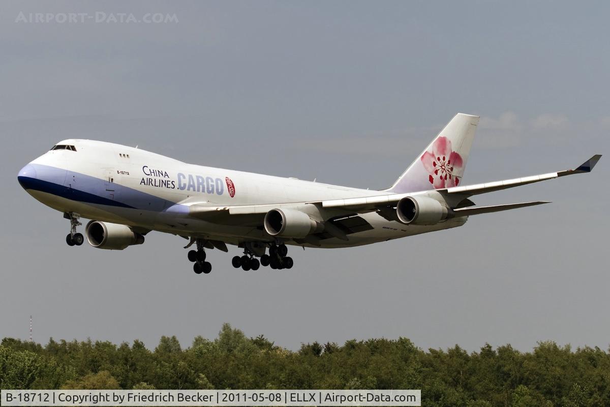 B-18712, 2003 Boeing 747-409F/SCD C/N 33729, on final RW24