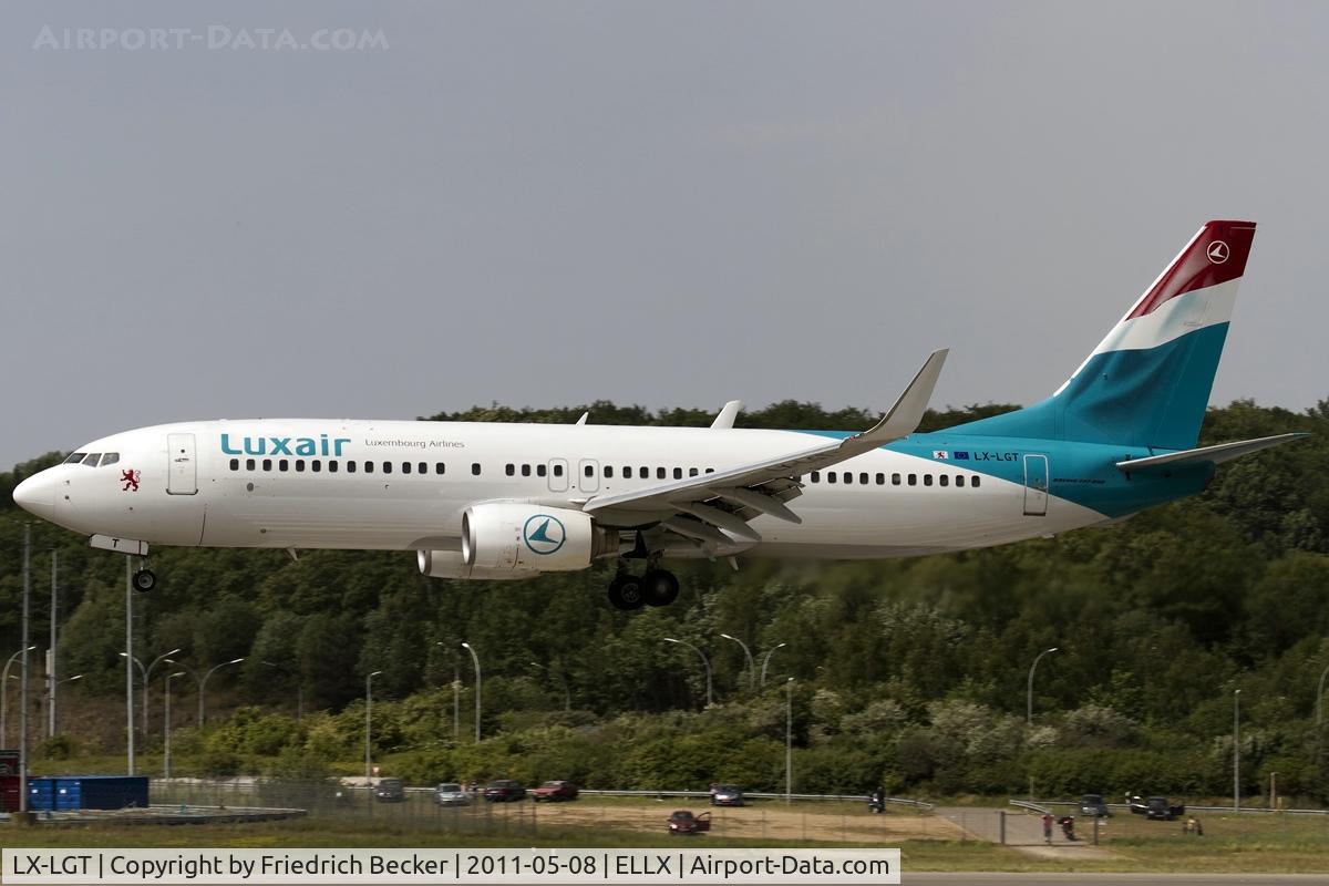 LX-LGT, 2000 Boeing 737-8K5 C/N 28228, on final RW24