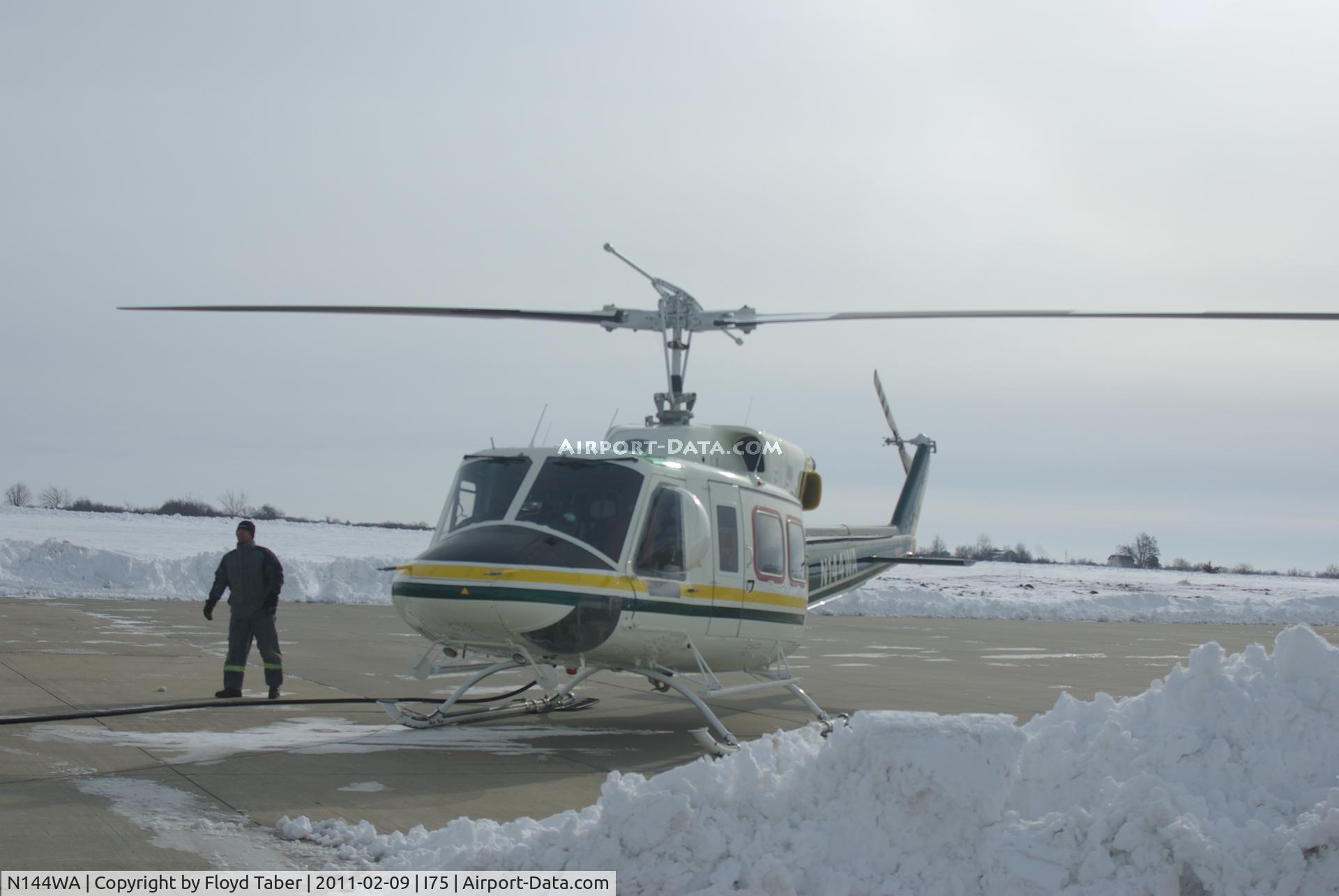 N144WA, 1972 Bell 212 C/N 30551, Landing at I75 for fuel