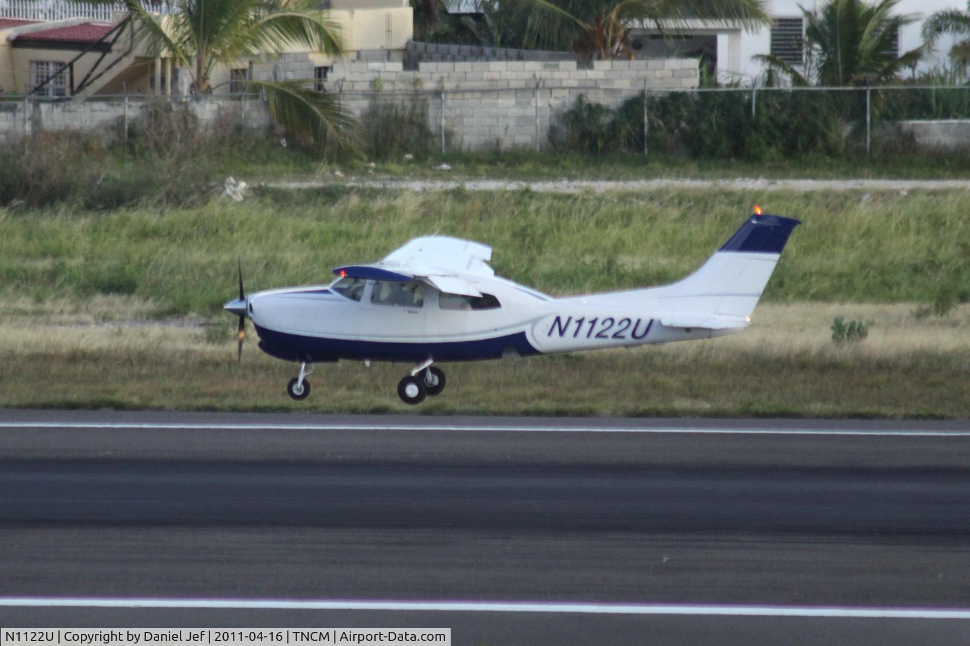 N1122U, 1982 Cessna 210N Centurion C/N 21064666, N1122U landing at TNCM