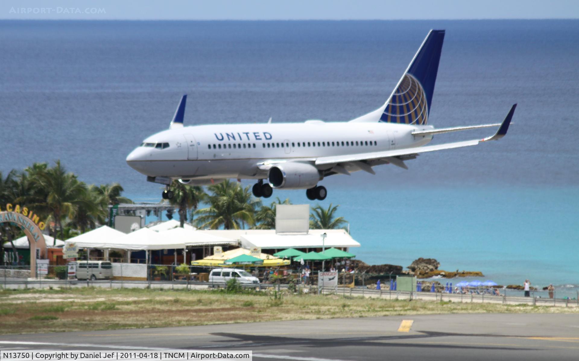 N13750, 1999 Boeing 737-724 C/N 28941, Continental/United N13750 landing at TNCM