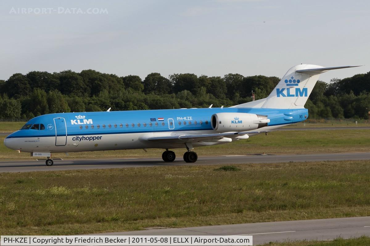PH-KZE, 1996 Fokker 70 (F-28-0070) C/N 11576, taxying to the active