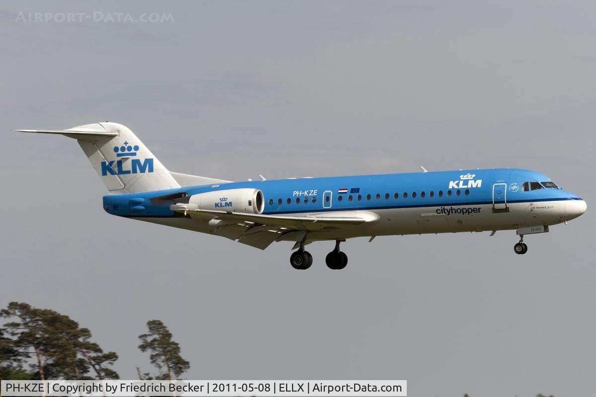 PH-KZE, 1996 Fokker 70 (F-28-0070) C/N 11576, on final RW24