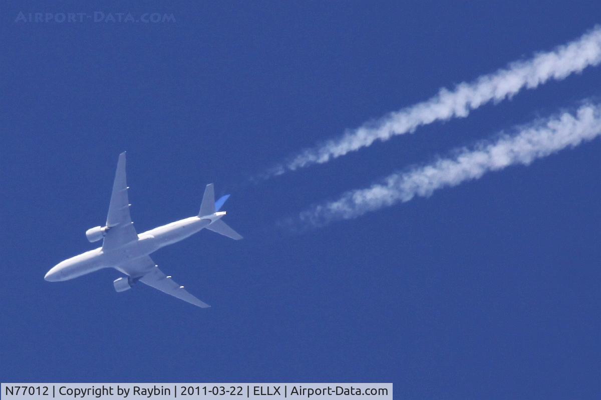 N77012, 1999 Boeing 777-224 C/N 29860, Heading west over LUX