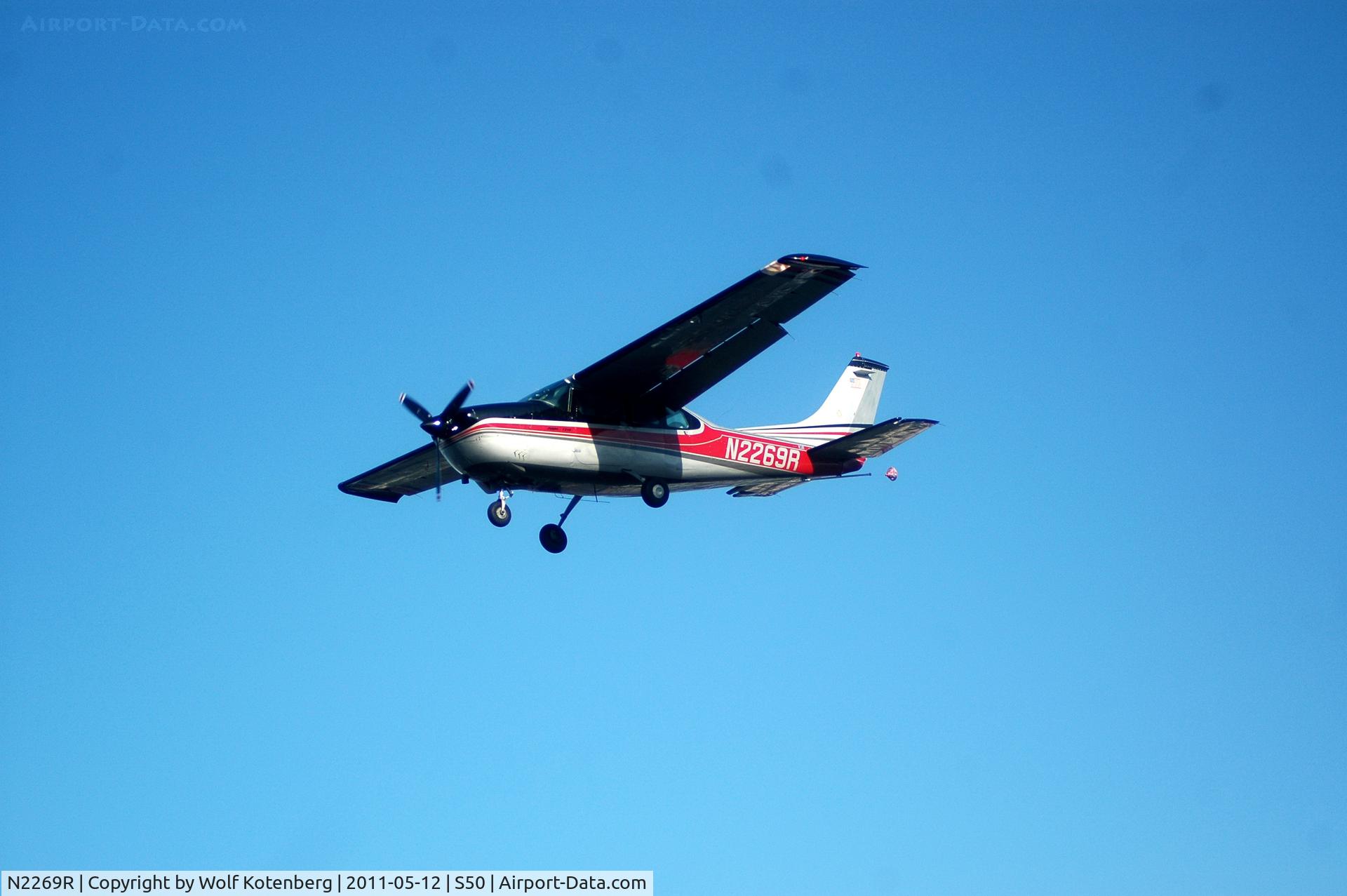 N2269R, 1969 Cessna T210J Turbo Centurion C/N T210-0419, on final