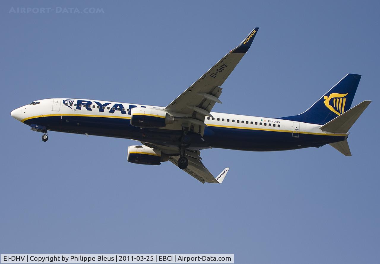 EI-DHV, 2005 Boeing 737-8AS C/N 33582, Short final rwy 25.