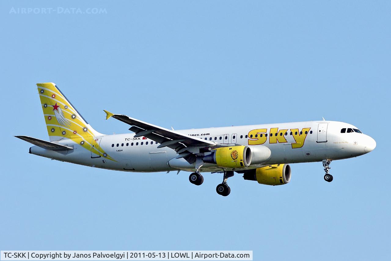 TC-SKK, 1990 Airbus A320-211 C/N 148, Sky Airlines Airbus A320-211 final approach on RWY26 in LOWL/LNZ