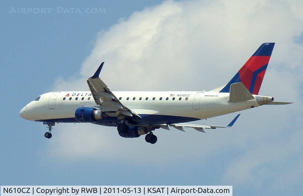 N610CZ, 2007 Embraer 175LR (ERJ-170-200LR) C/N 17000198, Landing 30L