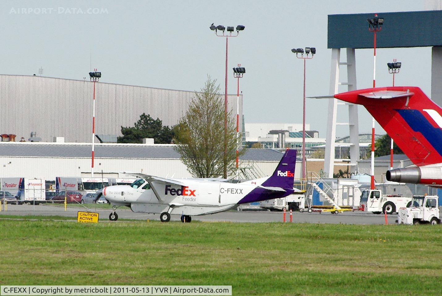 C-FEXX, 1990 Cessna 208B Super Cargomaster C/N 208B0209, taxiing for departure