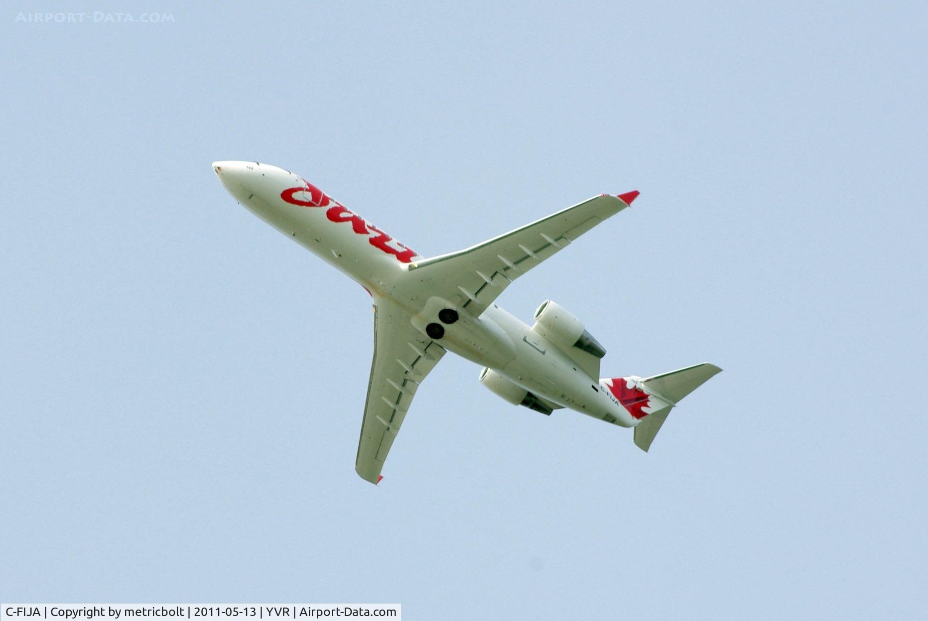 C-FIJA, 2004 Bombardier CRJ-200ER (CL-600-2B19) C/N 7987, Takeoff from YVR