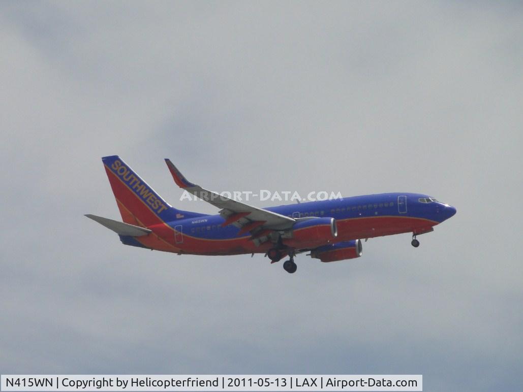 N415WN, 2001 Boeing 737-7H4 C/N 29836, On final to runway 24