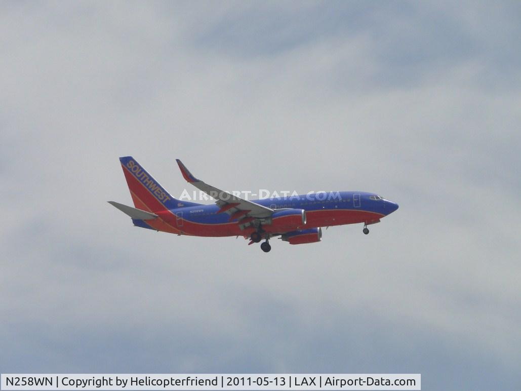N258WN, 2006 Boeing 737-7H4 C/N 32516, On final to runway 24