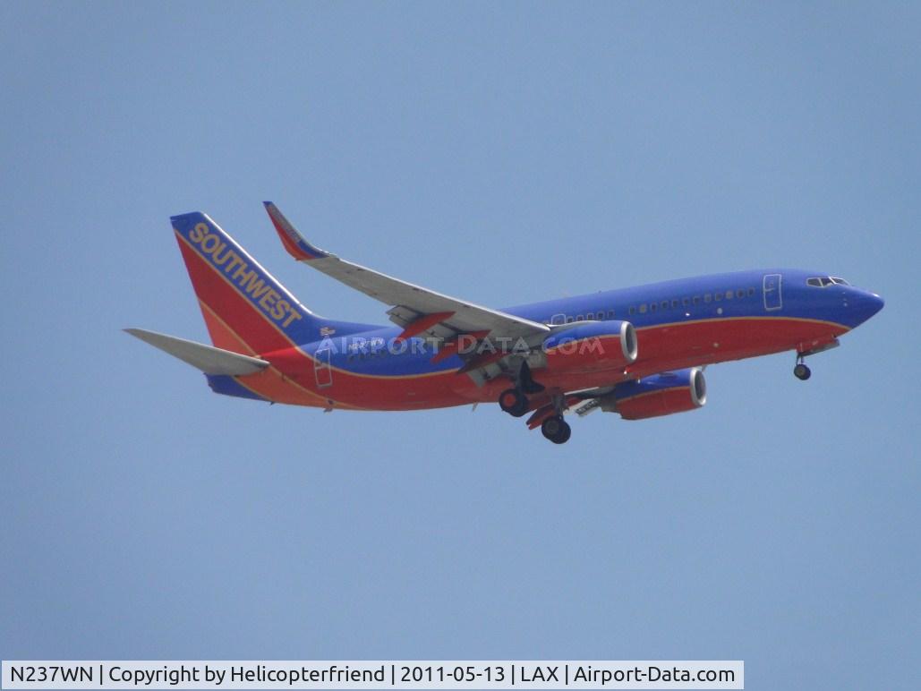N237WN, 2006 Boeing 737-7H4 C/N 34632, On final to runway 24
