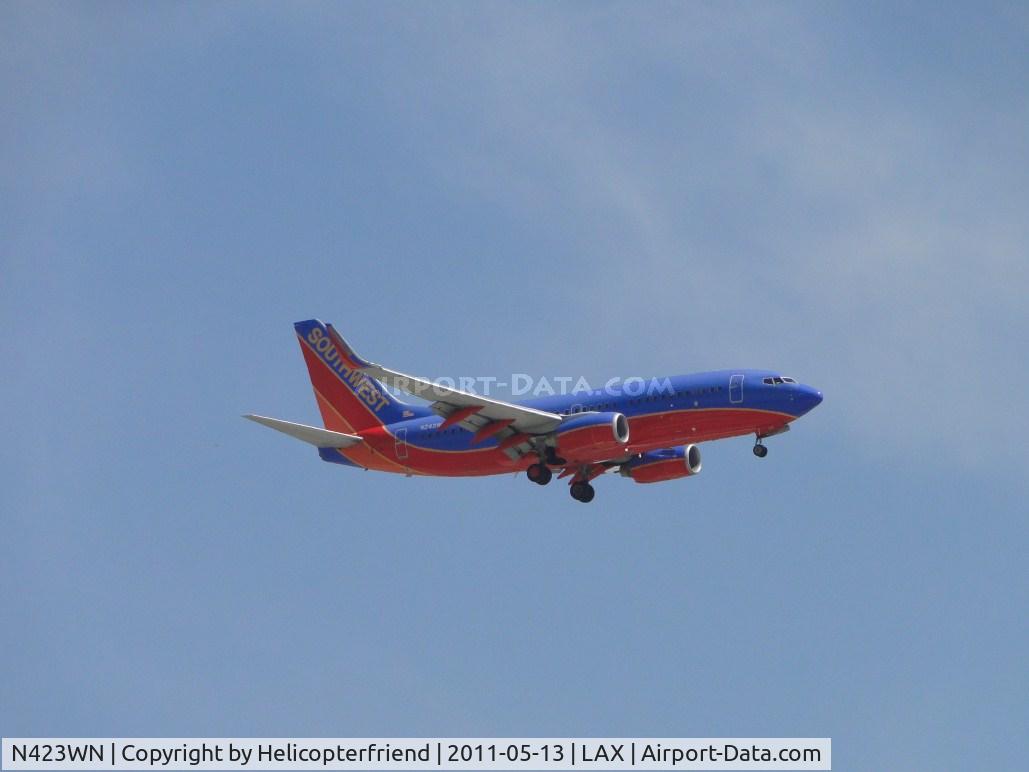 N423WN, 2002 Boeing 737-7H4 C/N 29827, On final to runway 24