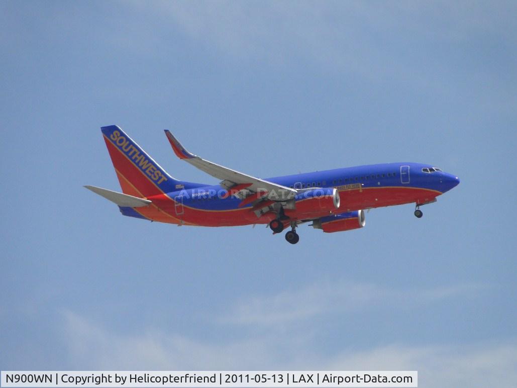 N900WN, 2007 Boeing 737-7H4 C/N 32544, On final to runway 24