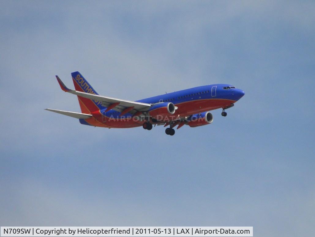 N709SW, 1998 Boeing 737-7H4 C/N 27843, On final to runway 24