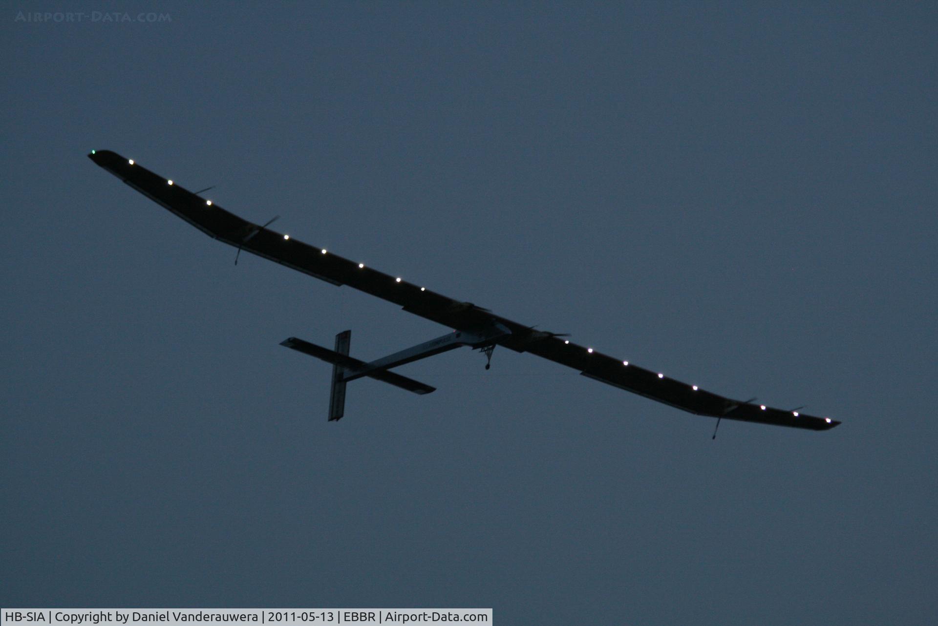 HB-SIA, 2009 Solar Impulse S10 C/N 001, Late arrival to RWY 02