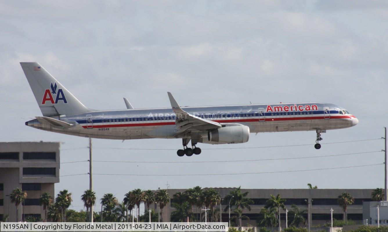 N195AN, 2001 Boeing 757-223 C/N 32389, American 757