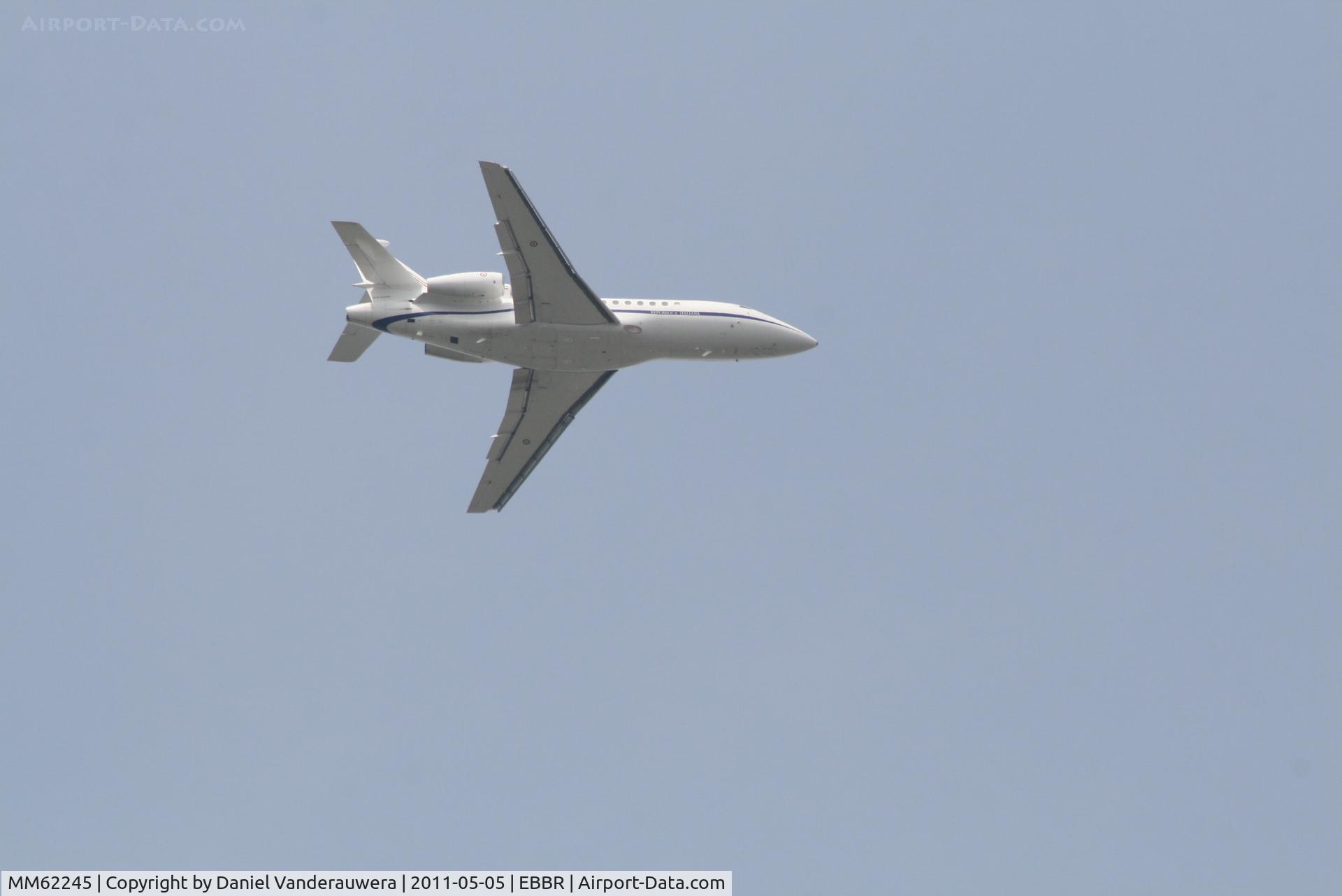 MM62245, 2005 Dassault Falcon 900EX C/N 156, On approach to RWY 07L/R