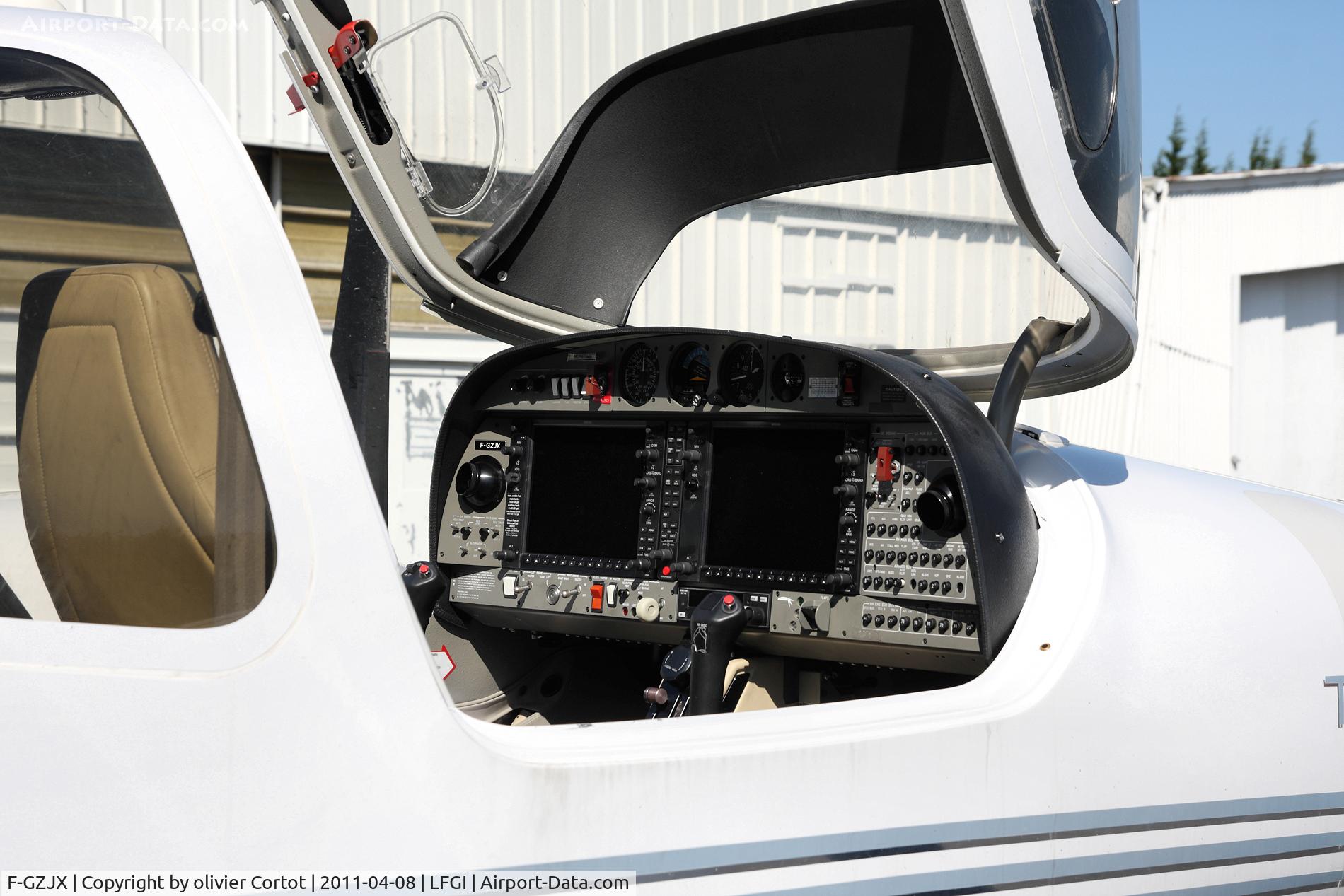 F-GZJX, Diamond DA-42 Twin Star C/N 42.024, Up to date glass cockpit !