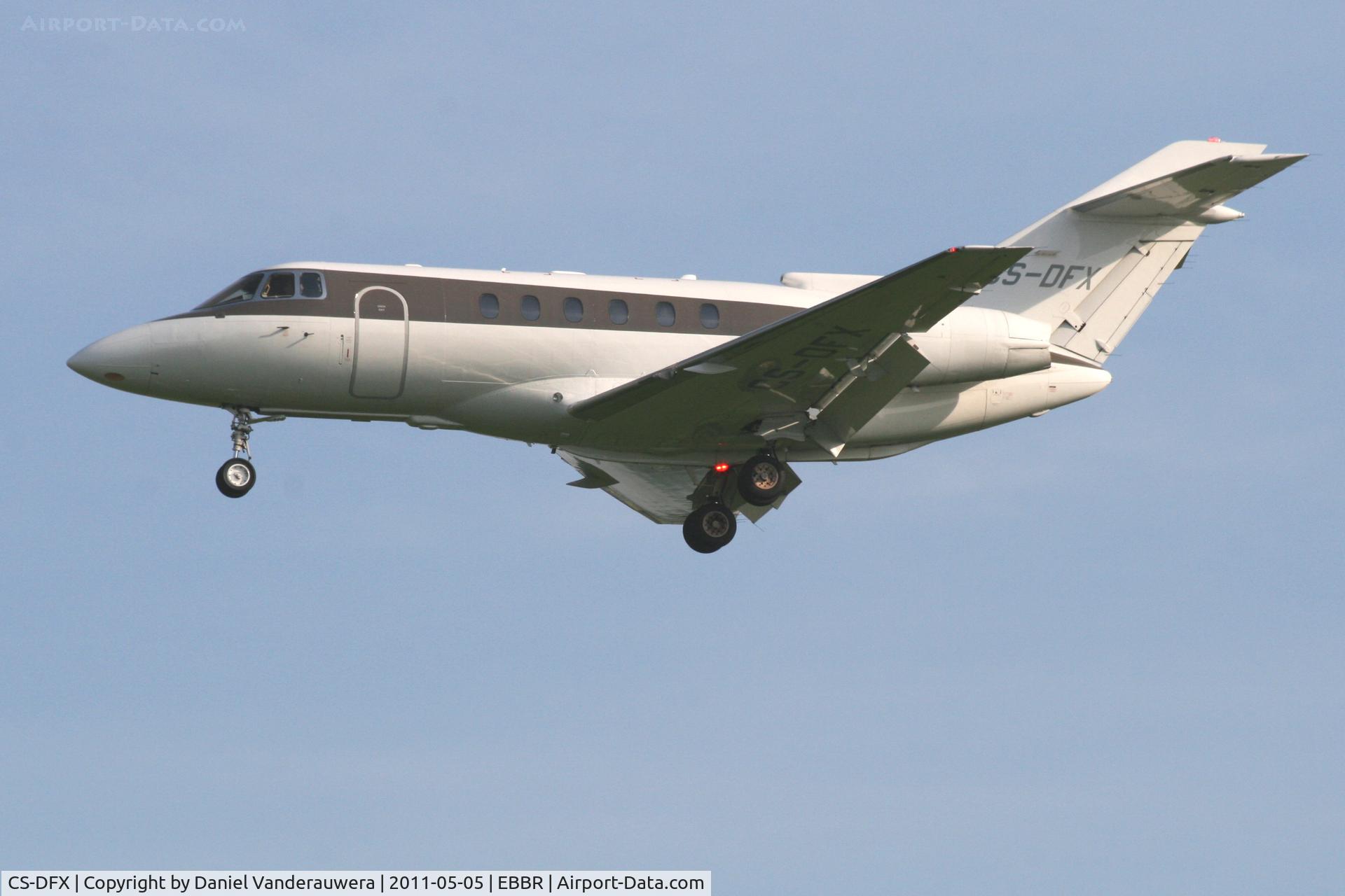 CS-DFX, 2004 Raytheon Hawker 800XP C/N 258656, Descending to RWY 25L
