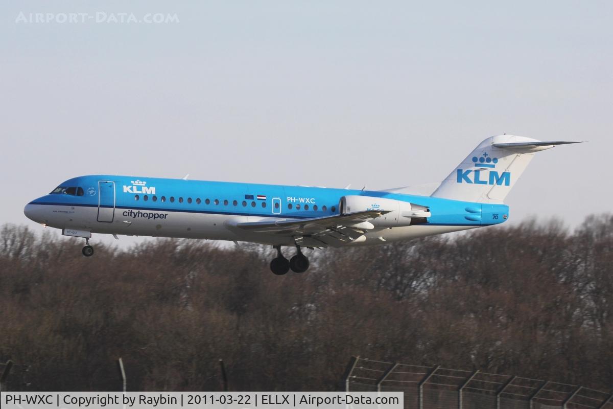PH-WXC, 1996 Fokker 70 (F-28-0070) C/N 11574, Landing on rwy 06