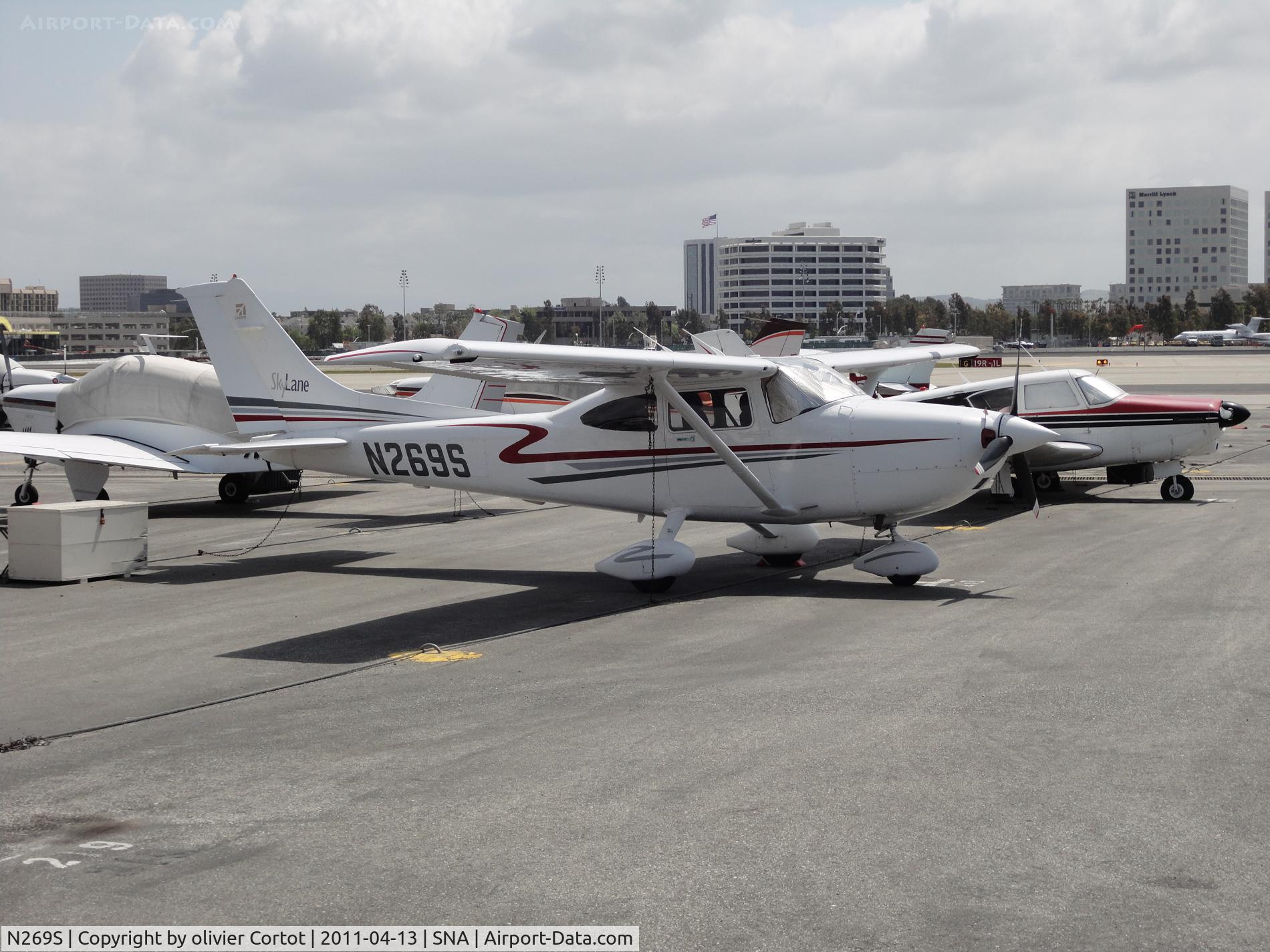 N269S, 2001 Cessna 182T Skylane C/N 18281061, Santa Ana airport