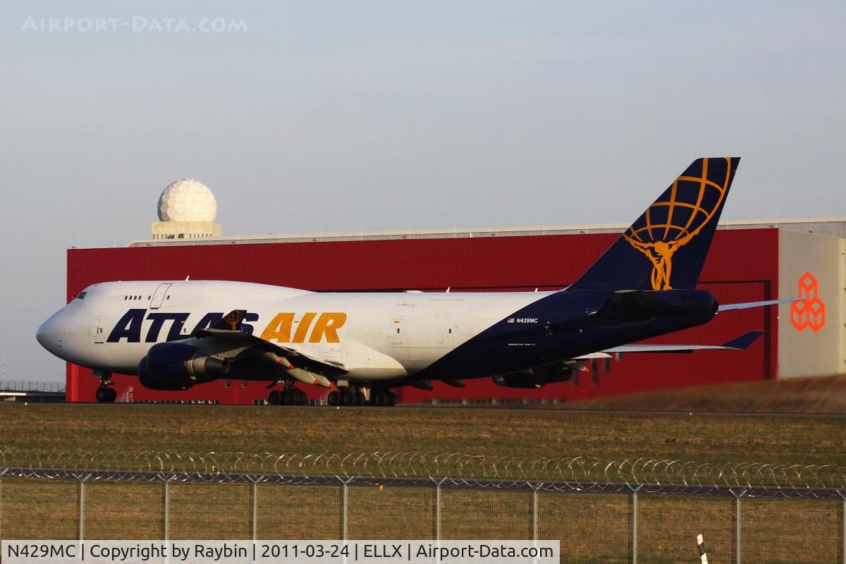 N429MC, 1990 Boeing 747-481 C/N 24833, Evening departure rwy 06