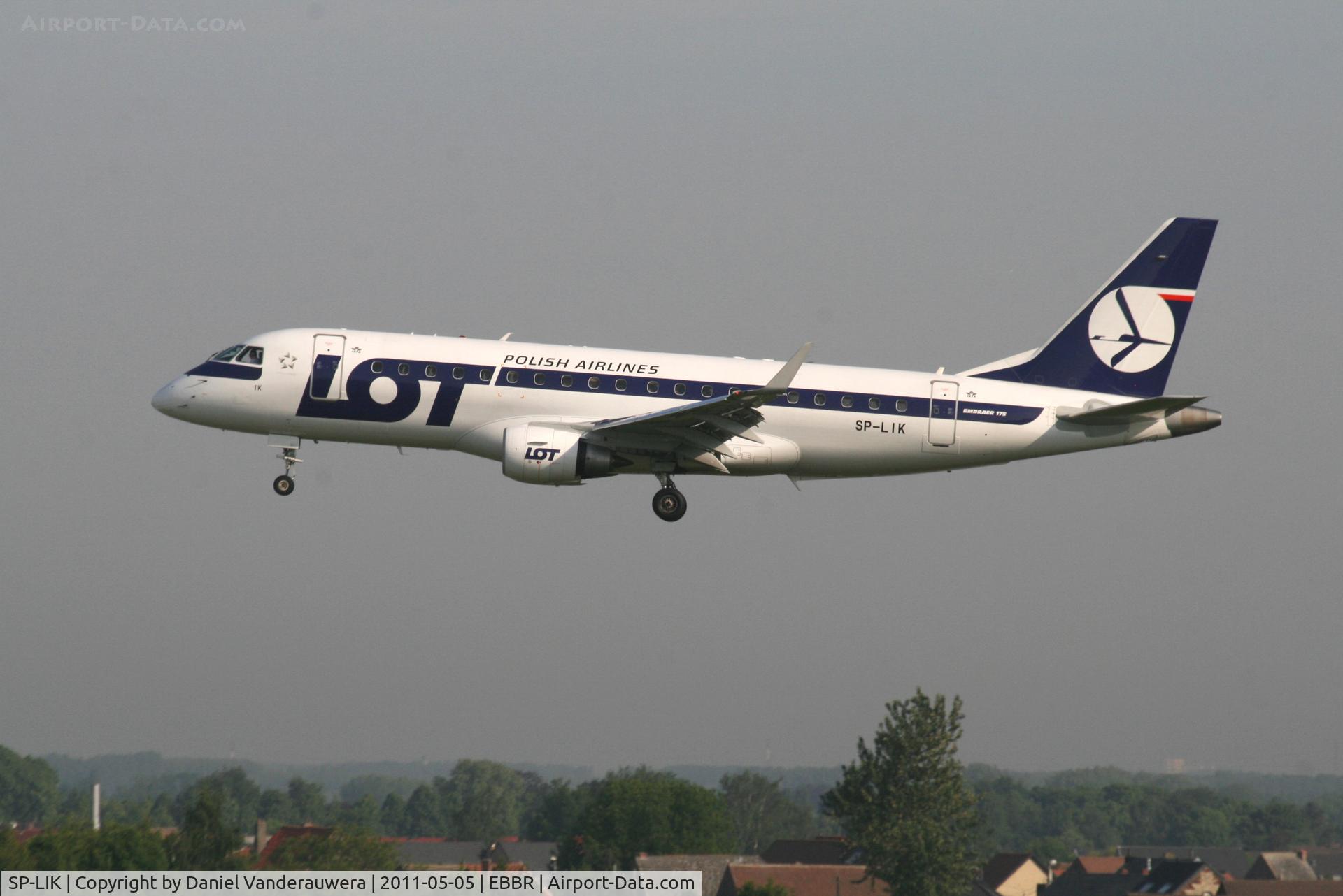 SP-LIK, 2009 Embraer 175LR (ERJ-170-200LR) C/N 17000303, Flight LO235 is descending to RWY 25L