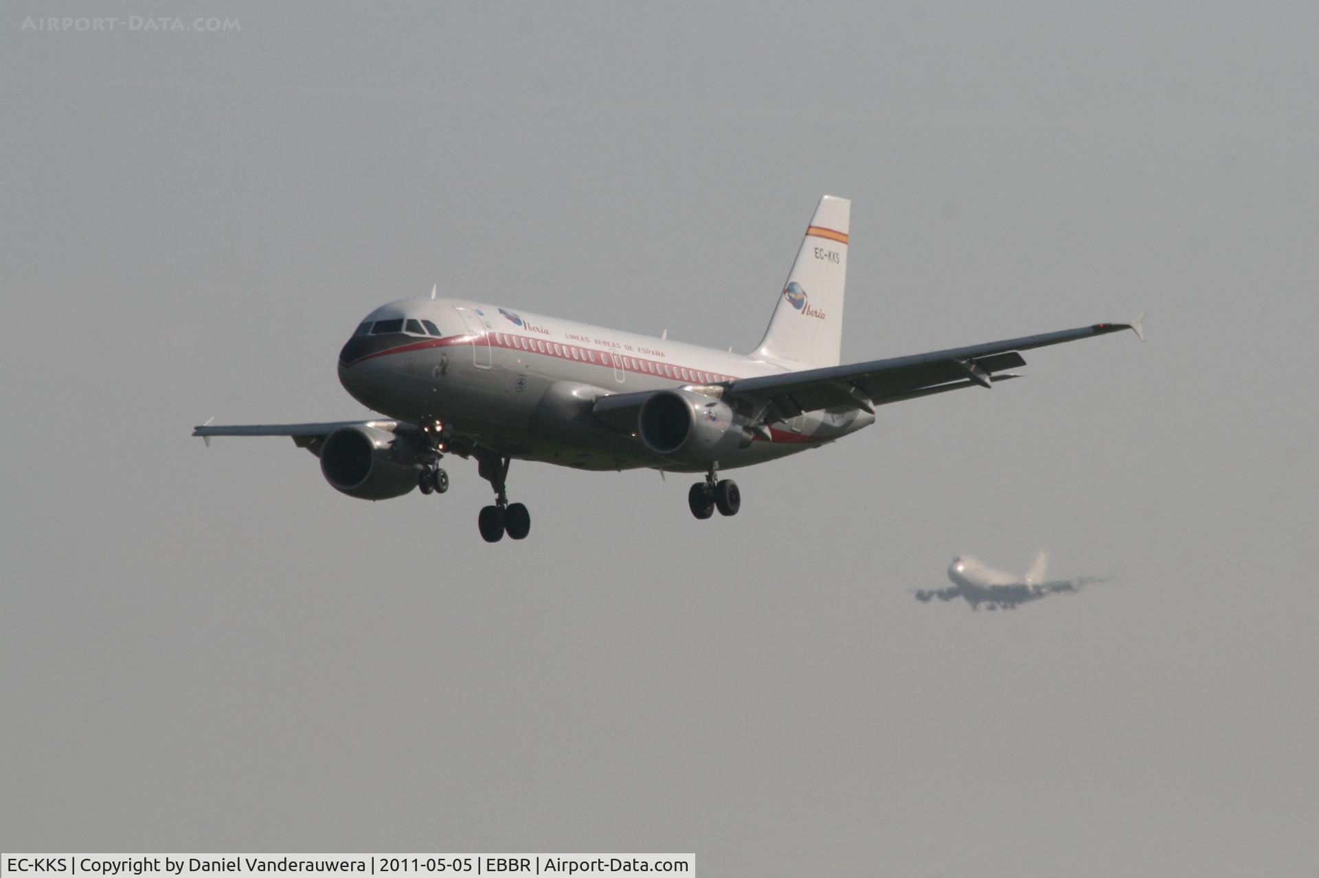 EC-KKS, 2007 Airbus A319-111 C/N 3320, Arrival of flight IB3216 to RWY 25L while N790CK (B747-251B - flight CKS344) is on approach to RWY 25R