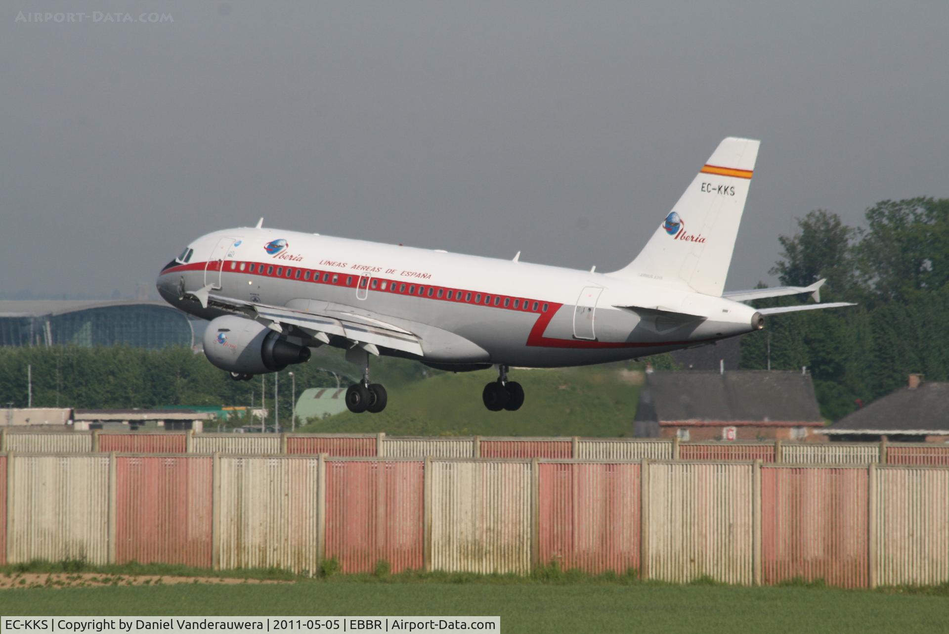 EC-KKS, 2007 Airbus A319-111 C/N 3320, Several seconds before landing on RWY 25L
